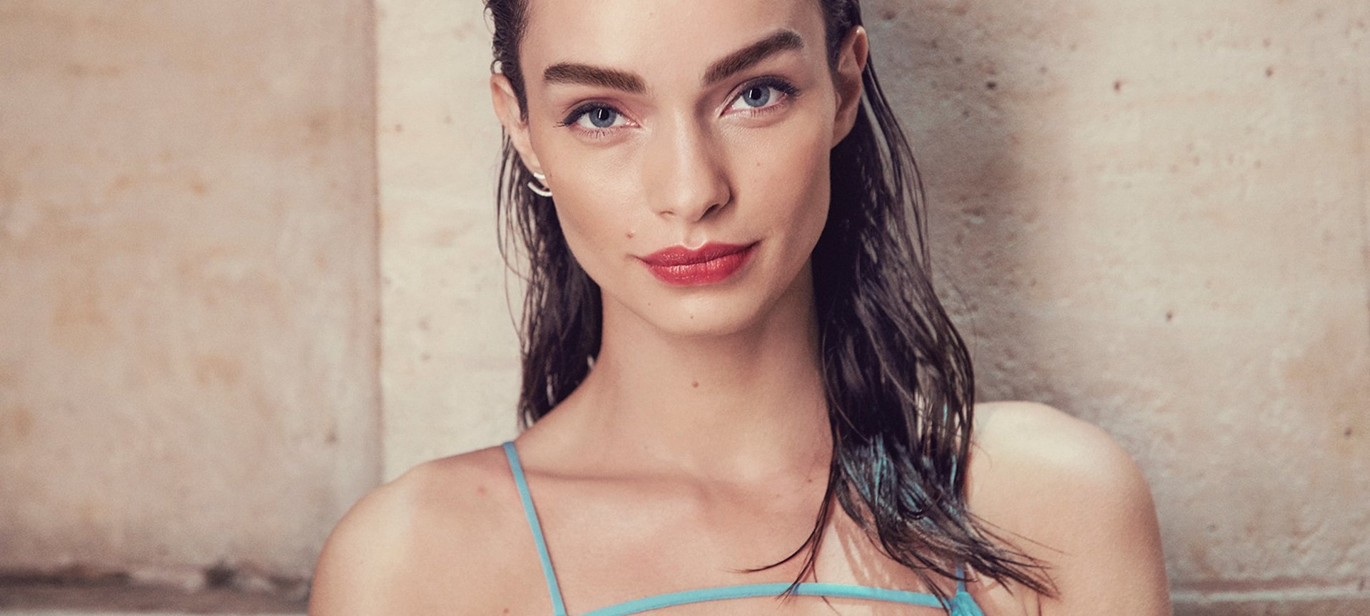 Luma Grothe mit nassen Haaren an eine Wand lehnend